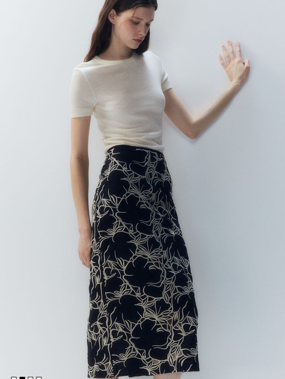 H&M Embroidered Pencil Skirt Size 8